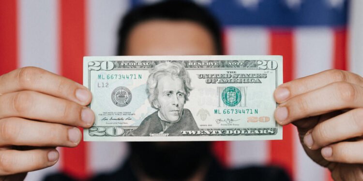 Dollar Edges Higher as Traders Brace for Heavy U.S. Data Releases