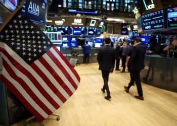 U.S. Futures Dip as Markets Brace for Higher Trump Tariffs and Key Earnings Week