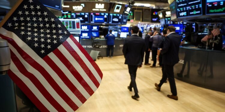 U.S. Futures Dip as Markets Brace for Higher Trump Tariffs and Key Earnings Week