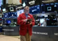 US Stock Futures Slide as AI Disruption Fears Loom Over Shortened Trading Week