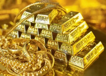 Gold steadies as dollar weakens; rate path and geopolitics loom