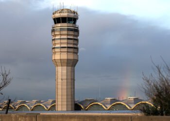 ‘Strong smell’ shuts down flights at major DC-area airports for the second time this month