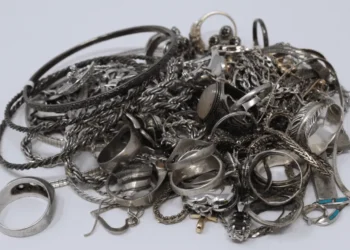 Silver Market Holds Steady as Gold Link Persists; Solar, Rates Drive Outlook