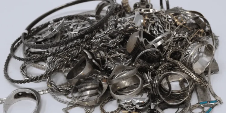 Silver Market Holds Steady as Gold Link Persists; Solar, Rates Drive Outlook