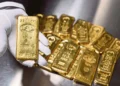 Gold Holds Ground as Dollar Steady, Markets Await Central-Bank Signals