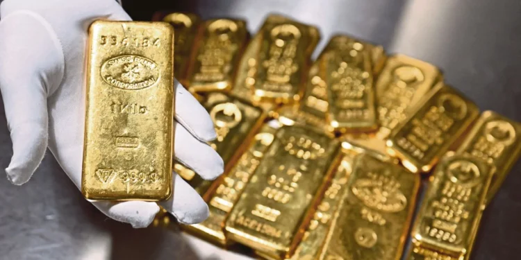 Gold Holds Ground as Dollar Steady, Markets Await Central-Bank Signals
