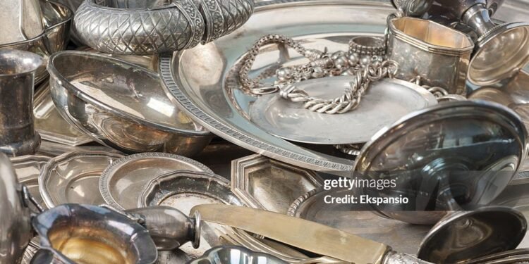 Silver Holds a Neutral Tone as Intraday Momentum Stalls and Macro Cues Await