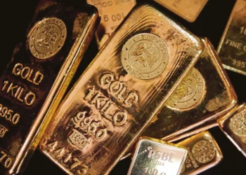 Gold steady as dollar and rates hold; safe-haven demand persists