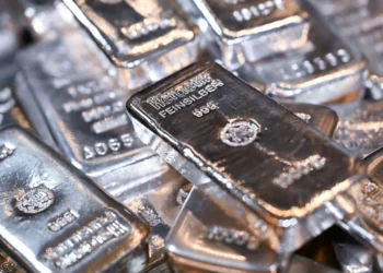 Silver Market Faces Mixed Signals: Investment and Industrial Demand in Focus
