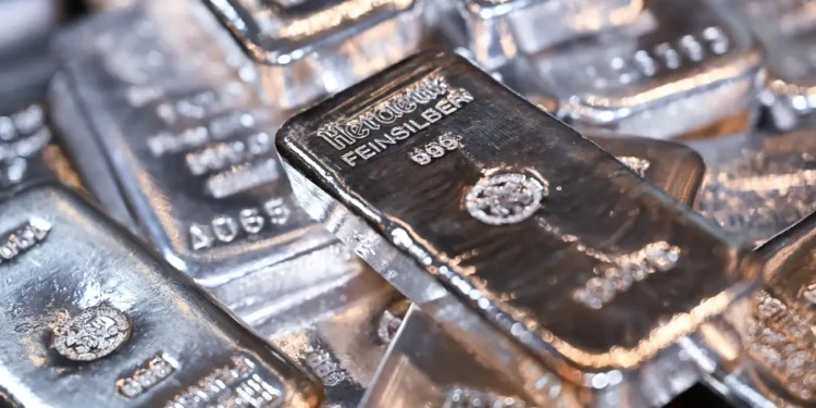 Silver Market Faces Mixed Signals: Investment and Industrial Demand in Focus