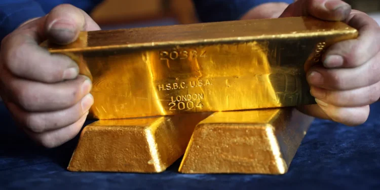 Gold Holds Ground as Dollar and Rates Spark Cautious Trade
