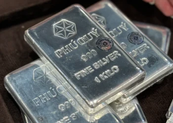 Silver Market Looks Cautiously Mixed as Gold Linkage and Solar Demand Drive Balance