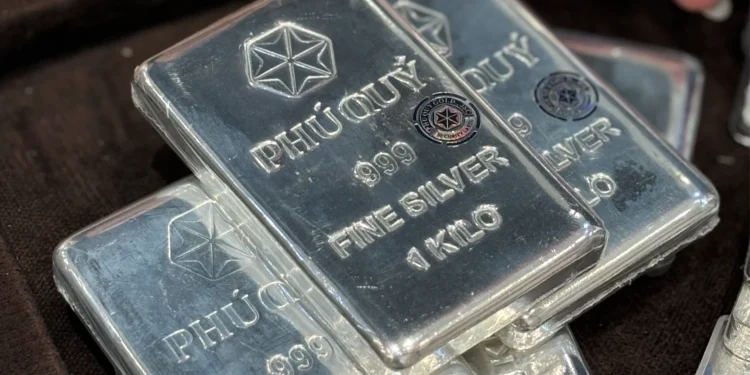 Silver Market Looks Cautiously Mixed as Gold Linkage and Solar Demand Drive Balance