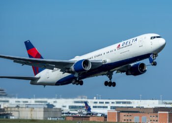Delta landing attempt rattled by wrong tower radio mix-up, sparking alarm near LaGuardia
