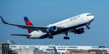 Delta landing attempt rattled by wrong tower radio mix-up, sparking alarm near LaGuardia