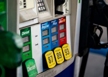 Auto industry trade group urges feds to scrap gas tax and replace it with a vehicle weight fee