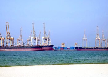 Oil tankers reportedly moving through Strait of Hormuz, CEO says, as prices slide