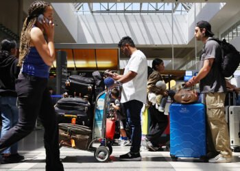 United Airlines checked bag fees climbs $10-50 as fuel prices nearly double since Iran war